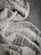 Bowi Plaid aus 100% Leinen von HOFFZ - handgewebt mit einzigartiger Optik für stilvolles und schlichtes Interieur.