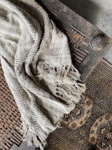 Bowi Decke aus 100% Leinen von HOFFZ - Handgewebtes, einzigartiges Design für stilvolles und gemütliches Interieur.