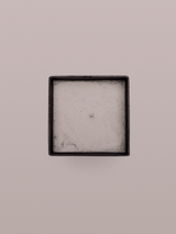 Demolished Studio - Scented Candle Iron Cube 320ml | Duft: Absolutes Vetiver: Marokkanisches Sandelholz, Karotte und Anis, Gras und Gewürze, Vetiver absolut | ca. 65 Std Brenndauer, Geschenkidee, erhältlich bei BADINFORM / BFORM