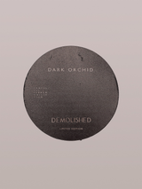 Demolished Studio - Sculptural Scented Candle 800ml | Duft: Dark Orchid - Agarholz (Oud) und würzige Noten, gesponnener Zucker, rote Orchidee und Moschus | ca. 150 Std Brenndauer, Geschenkidee, erhältlich bei BADINFORM / BFORM