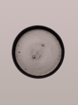 Demolished Studio - Sculptural Scented Candle 800ml | Duft: Ancient Incense, Tonkabean, Leather | ca. 150 Std Brenndauer, Geschenkidee, erhältlich bei BADINFORM / BFORM