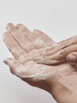 Terra Tonics Elemental Cleanser – Reinigungspulver aufgeschäumt in der Hand, zeigt die cremige Textur des Produkts.
Natürlicher Gesichtsreiniger, Pulver-zu-Schaum-Cleanser, wasserlose Hautpflege, vegane Hautpflege, nachhaltige Kosmetik, Bio-Gesichtsreiniger, sanfte Reinigung für empfindliche Haut, Kaolin-Tonerde Cleanser.