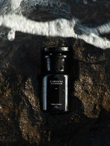 Terra Tonics Elemental Cleanser – Glasflasche auf dunklem Stein, umspült von Wasser, symbolisiert die Reinheit und Natürlichkeit des Produkts.
Natürlicher Gesichtsreiniger, Pulver-zu-Schaum-Cleanser, wasserlose Hautpflege, vegane Hautpflege, nachhaltige Kosmetik, Bio-Gesichtsreiniger, sanfte Reinigung für empfindliche Haut, Kaolin-Tonerde Cleanser.