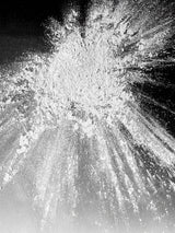 Feines, natürliches Reinigungspulver von Terra Tonics Elemental Cleanser auf dunklem Untergrund, kunstvoll verstreut. 
Zeigt die wasserlose, vegane und nachhaltige Formel für sanfte Gesichtsreinigung. Natürlicher Gesichtsreiniger, Pulver-zu-Schaum-Cleanser, wasserlose Hautpflege, vegane Hautpflege, nachhaltige Kosmetik, Bio-Gesichtsreiniger, sanfte Reinigung für empfindliche Haut, Kaolin-Tonerde Cleanser.