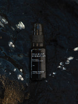 Terra Tonics Cellular Hydration – Hochkonzentriertes botanisches Hyaluron-Serum in schwarzer Glasflasche, von Wasser umspült, symbolisiert intensive Feuchtigkeit.
pflanzliches Hyaluron, natürliche Feuchtigkeitspflege, wasserlose Hautpflege, Anti-Aging-Serum, feuchtigkeitsspendendes Gesichtsserum, vegane Hautpflege