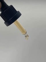 Terra Tonics Clean Collagen – Nahaufnahme einer Pipette mit goldfarbenem Tropfen, zeigt die reine, pflanzliche Formulierung des Serums.
natürliches Kollagen-Serum, pflanzliche Hautpflege, veganes Anti-Aging, Bakuchiol, Clean Beauty, strahlende Haut, feuchtigkeitsspendendes Serum