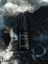 Terra Tonics Clean Collagen – Luxuriöses pflanzliches Serum in schwarzer Glasflasche, umspült von Wasser, symbolisiert Reinheit und Wirksamkeit.
Hyaluron-Alternative, pflanzenbasierte Kollagenpflege, Anti-Aging-Serum mit Bakuchiol, luxuriöse Naturkosmetik