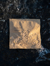 Terra Tonics Elemental Cleanser Refill – Nachhaltige Papierverpackung mit reflektierenden Wassertropfen, betont umweltfreundliches Design.