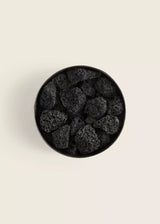 Darkwood Lava Pot Pourri Apothicaire von Mad et Len. Handgeschmiedetes Gefäß aus geschwärztem Eisen mit Lavasteinen. Inklusive 15ml Darkwood Essenz zum Auffrischen. Duftnoten: rauchig, dunkel, aromatisch, ledrig, Fougére, Ebenholz