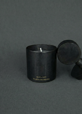 Black Champaka Totem Duftkerze von Mad et Len - mit Duftnoten von dezenten Champaka Magnolienblätter, Benzoin und balsamischen Harzen in einem handgeschmiedeten, geschwärzten Metallgefäß.