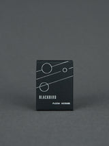 BLACKBIRD Ploom Incense Räucherkegel | Duftnoten - Gardenie, Tabak, Lorbeer, Guajakholz, Sandelholz, Tonkabohne - floral, würziger Raumduft | 20 Kegel in schwarzer Metalldose | Shop Online | Blackbird bei BFORM