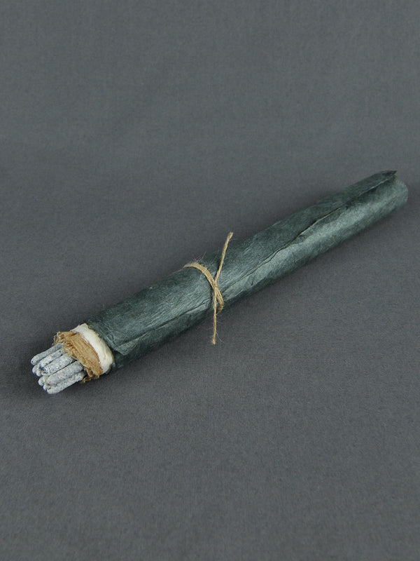 INCAUSA - Copal Incense Scroll | Rolle mit 10 traditionellen, mexikanischen Copal Räucherstäbchen | in nepalesisches Lotka-Papier gewickelt | balsamisch, würzig | Shop Online | BFORM - Duft und Design bei BADINFORM