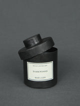 Mad et Len - Darkwood Bougie Apothicaire Duftkerze, 300g schwarzes Wachs, rauchig - holzig | BADINFORM