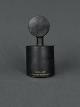 Mad et Len | Duftkerze Vetyver Bucolique - Bougie Totem 300g - black wax | Shop Online | BADINFORM