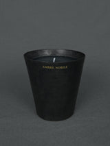 Mad et Len - Ambre Nobile Bougie Vestimentale Duftkerze, 450g schwarzes und pflanzliches Wachs, mystischer Duft: pludrig, harzig, Amber und geräucherter Paprika | BADINFORM Shop