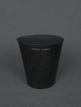 Mad et Len - Ambre Nobile Bougie Vestimentale Duftkerze, 450g schwarzes und pflanzliches Wachs, mystischer Duft: pludrig, harzig, Amber und geräucherter Paprika | BADINFORM Shop