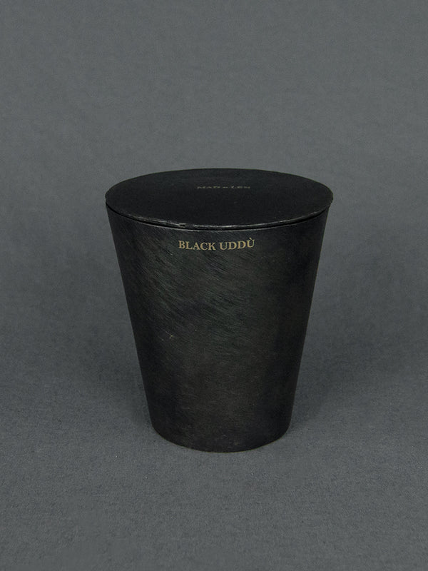 Mad et Len | Duftkerze Black Uddu - Bougie Vestimentale 450g - black wax | Shop Online | BADINFORM