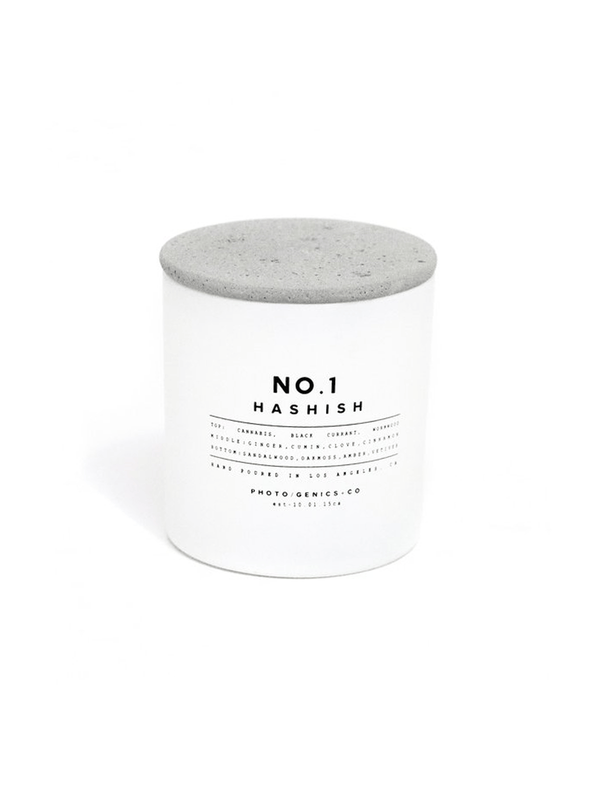BADINFORM - Signature Duftkerze No.1 Hashish von PHOTO/GENICS+CO aus matt weißem Glas mit grauem Betondeckel. Duftnoten: warm - würzig - holzig. Brenndauer 48 Stunden | BFORM