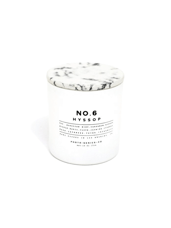 BADINFORM - Signature Duftkerze No.6 Hyssop von PHOTO/GENICS+CO aus matt weißem Glas mit Marble Beton Abdeckung. Duftnoten: kühl - frisch - Kräuter. Brenndauer 48 Stunden. | BFORM