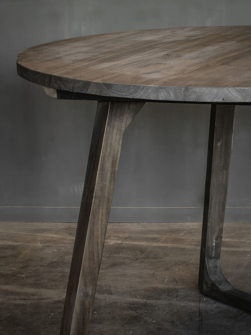 Yaro Tisch von Hoffz - Elegante Kombination aus runden Formen und Teakholz, perfekter Begleiter für gesellige Essrunden.