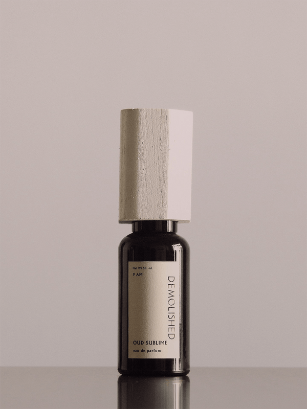 Demolished Studio - Oud Sublime Eau de Perfume, 50ml | Erlebe die erlesene Komposition aus Rose und Safran, erdigem Labdanum und Zedernholz, indischem Oud, Amber und Moschus.