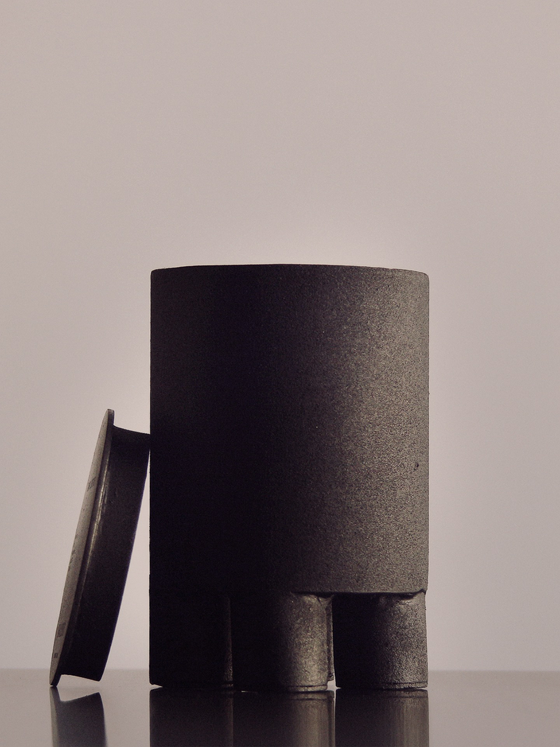 Demolished Studio - Scented Iron Candle 280ml | Duft: Vetiver Absolute, marokkanisches Sandelholz, Karotte, Anis, Gras, Gewürze | ca. 60 Std Brenndauer, Geschenkidee, erhältlich bei BADINFORM / BFORM