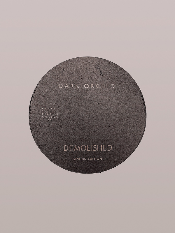 Demolished Studio - Sculptural Scented Candle 800ml | Duft: Dark Orchid -  Agarholz (Oud) und würzige Noten, gesponnener Zucker, rote Orchidee und Moschus | ca. 150 Std Brenndauer, Geschenkidee, erhältlich bei BADINFORM / BFORM