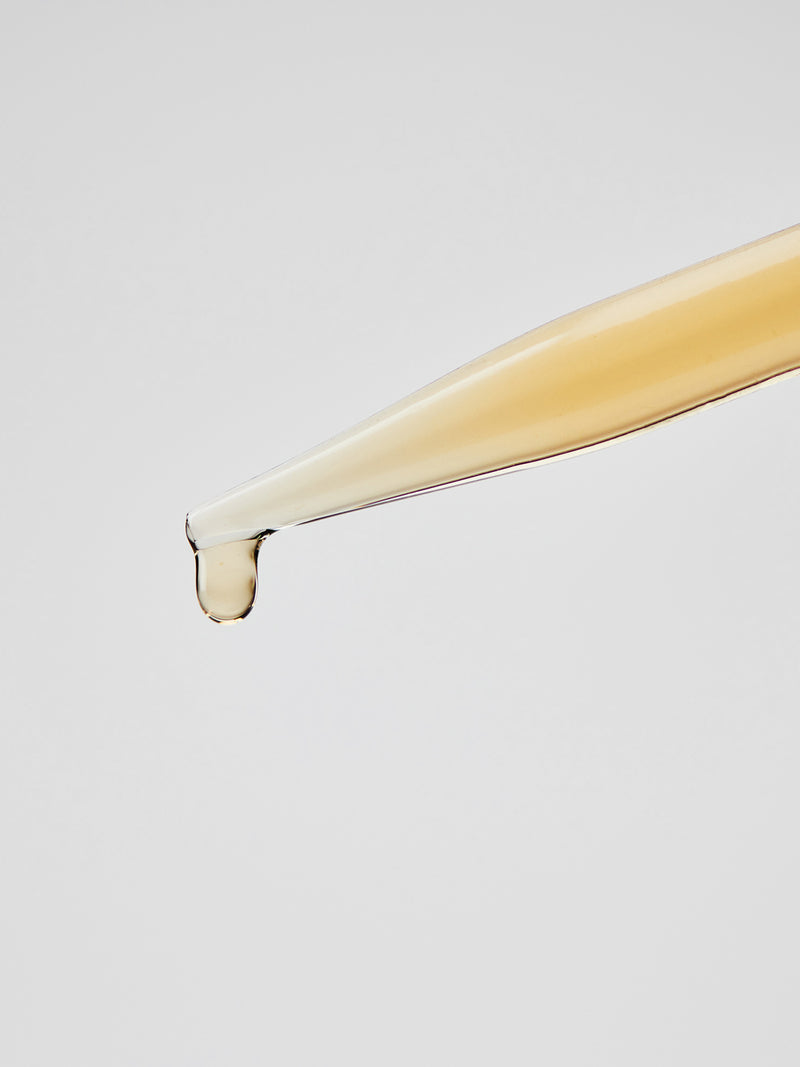 Terra Tonics Cellular Hydration – Hochkonzentrierte botanische Hyaluronsäure tropft aus einer Pipette, ideal für eine nachhaltige, feuchtigkeitsspendende Gesichtspflege.
Hyaluron-Serum, Anti-Aging-Hautpflege, feuchtigkeitsspendende Hautpflege, natürliche Hyaluronsäure, veganer Feuchtigkeitsbooster
