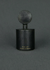 Black Champaka Totem Duftkerze von Mad et Len - mit Duftnoten von dezenten Champaka Magnolienblätter, Benzoin und balsamischen Harzen in einem handgeschmiedeten, geschwärzten Metallgefäß.