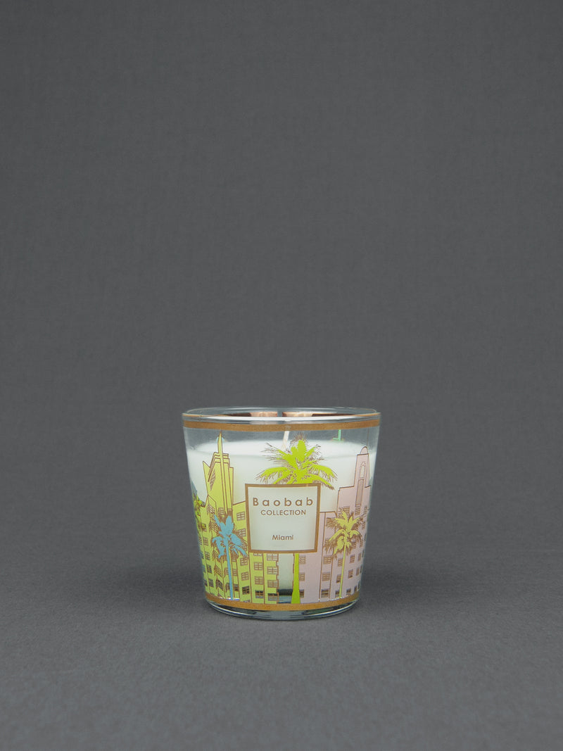 Die Duftkerze "My First Baobab - Miami" von Baobab duftet nach Zypresse, Zeder und Moschus.
