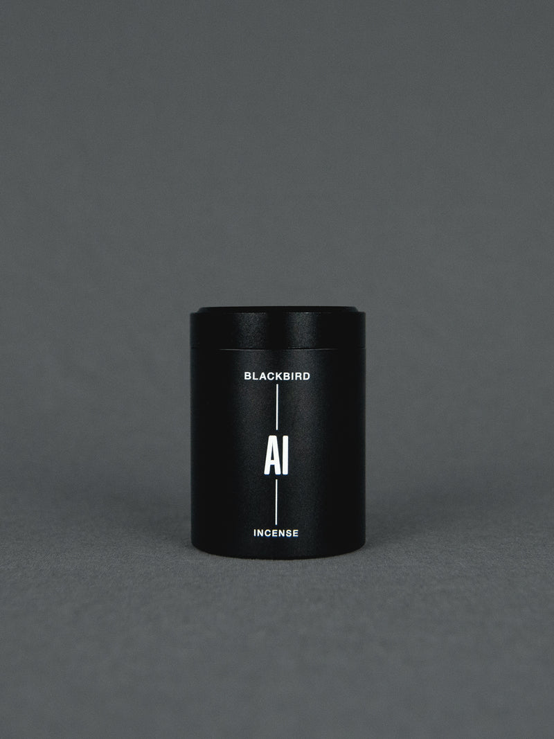 BLACKBIRD AI Incense Räucherkegel | Geranie, Rosen, Moos, Minze | grüner Duft | 20 Kegel in schwarzer Metalldose | Shop Online | Blackbird bei BFORM