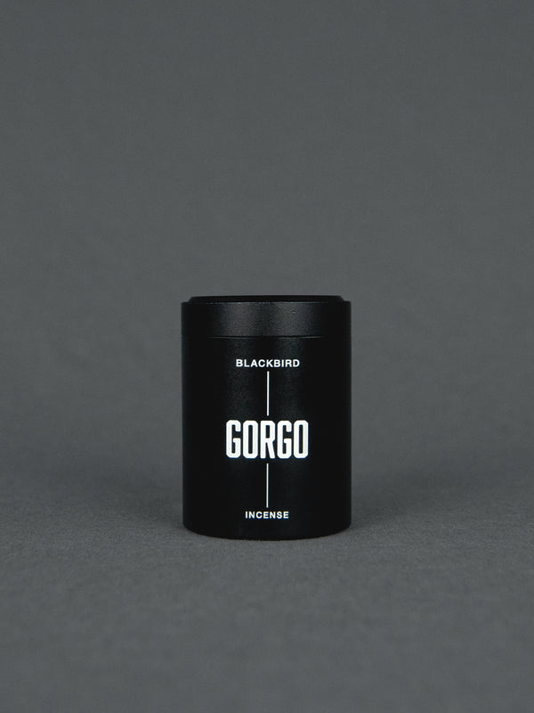 BLACKBIRD Gorgo Incense Räucherkegel | Duftnoten - Holz Bouquet, Bienenwachs - warmer, holziger Raumduft | 20 Kegel in schwarzer Metalldose | Shop Online | Blackbird bei BFORM