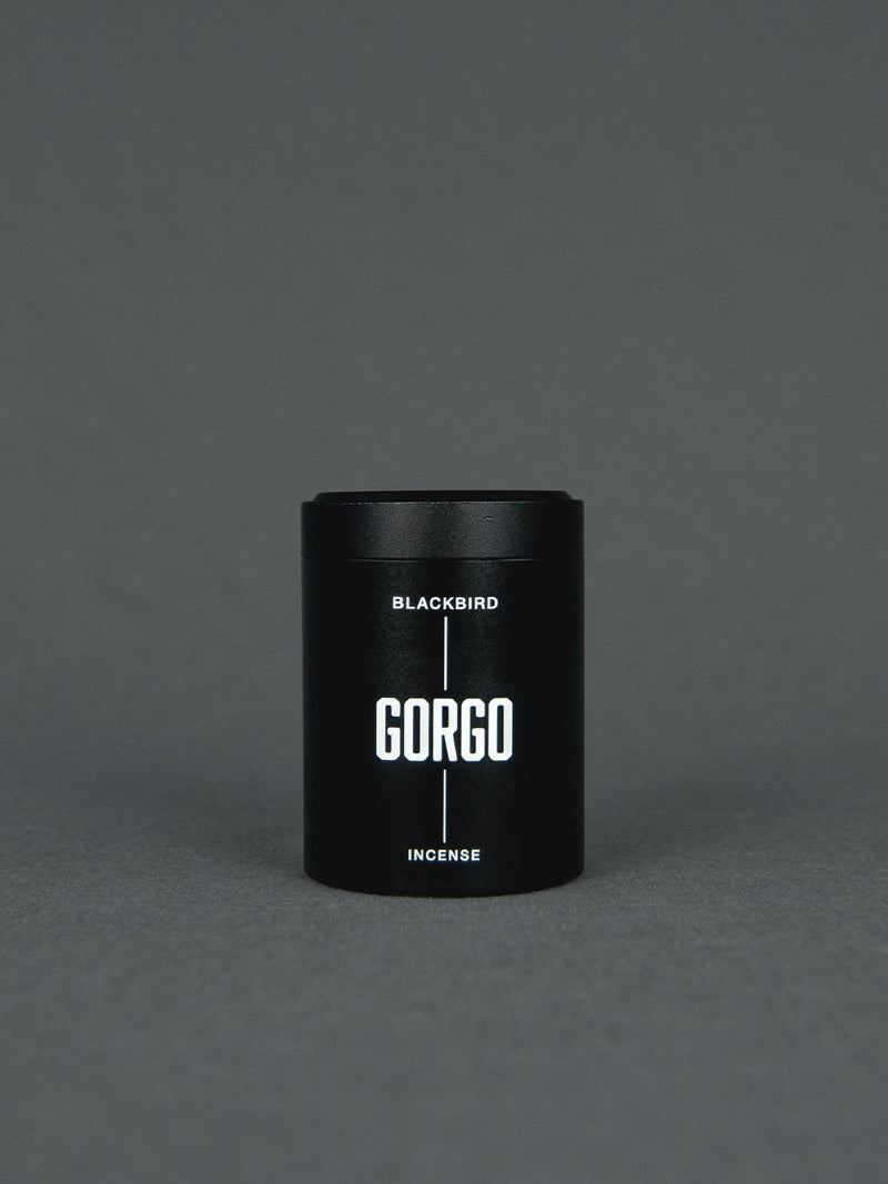 BLACKBIRD Gorgo Incense Räucherkegel | Duftnoten - Holz Bouquet, Bienenwachs - warmer, holziger Raumduft | 20 Kegel in schwarzer Metalldose | Shop Online | Blackbird bei BFORM