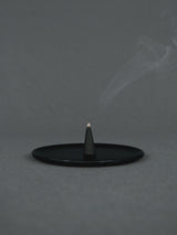 BLACKBIRD Ploom Incense Räucherkegel | Duftnoten - Guajakholz, Teak, Oud, Copaiba-Balsam, Weihrauch, Zedernholz, schwarzer Pfeffer, Muskatnuss, Choya Loban, Nagarmotha, Sandelholz, Rauch, Myrrhe und Vetiver - rauchig, holziger Raumduft | Shop Online | Blackbird bei BFORM