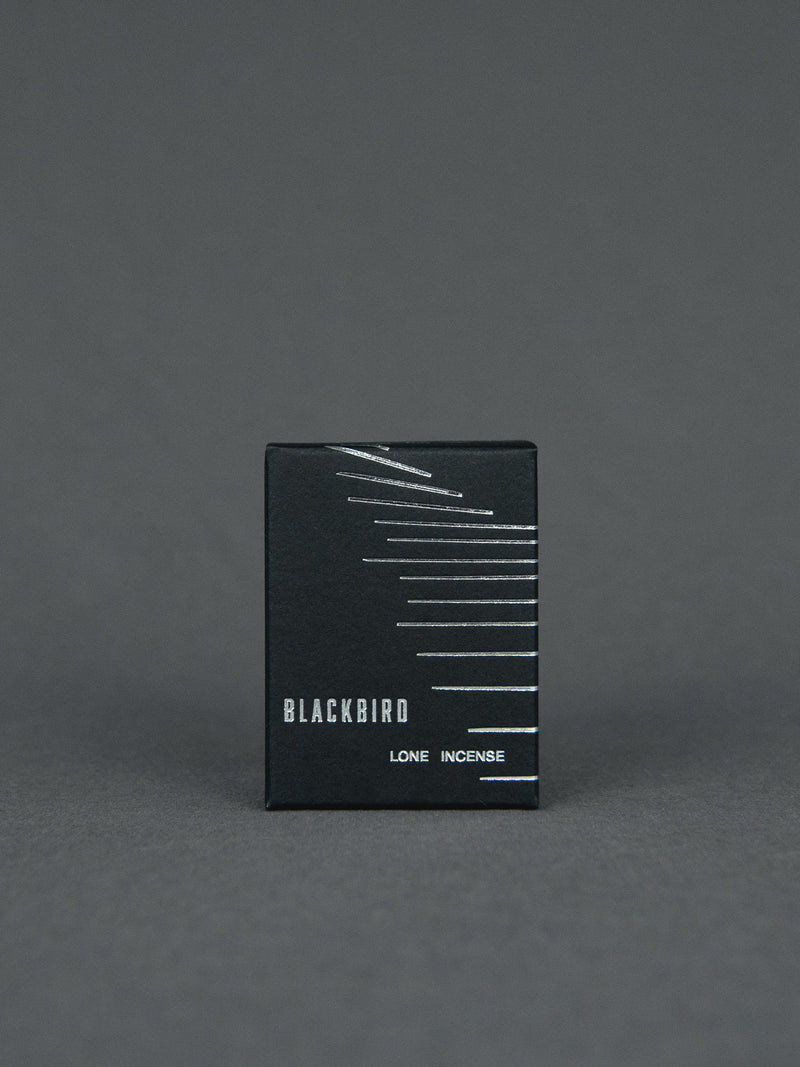 BLACKBIRD Lone Incense Räucherkegel | Duftnoten - New Orleans Moos, afrikanisches Bluegrass, Feige, Zedernholz - frischer, moosiger Raumduft | 20 Kegel in schwarzer Metalldose | Shop Online | Blackbird bei BFORM