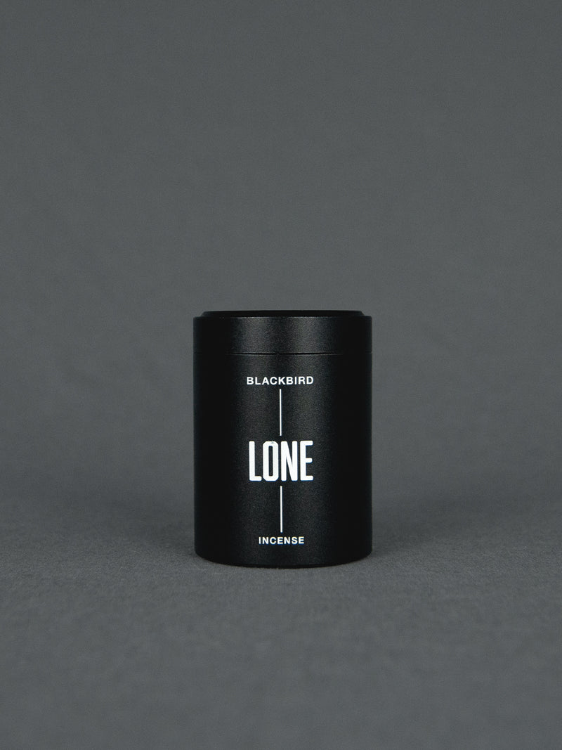 BLACKBIRD Lone Incense Räucherkegel | Duftnoten - New Orleans Moos, afrikanisches Bluegrass, Feige, Zedernholz - frischer, moosiger Raumduft | 20 Kegel in schwarzer Metalldose | Shop Online | Blackbird bei BFORM