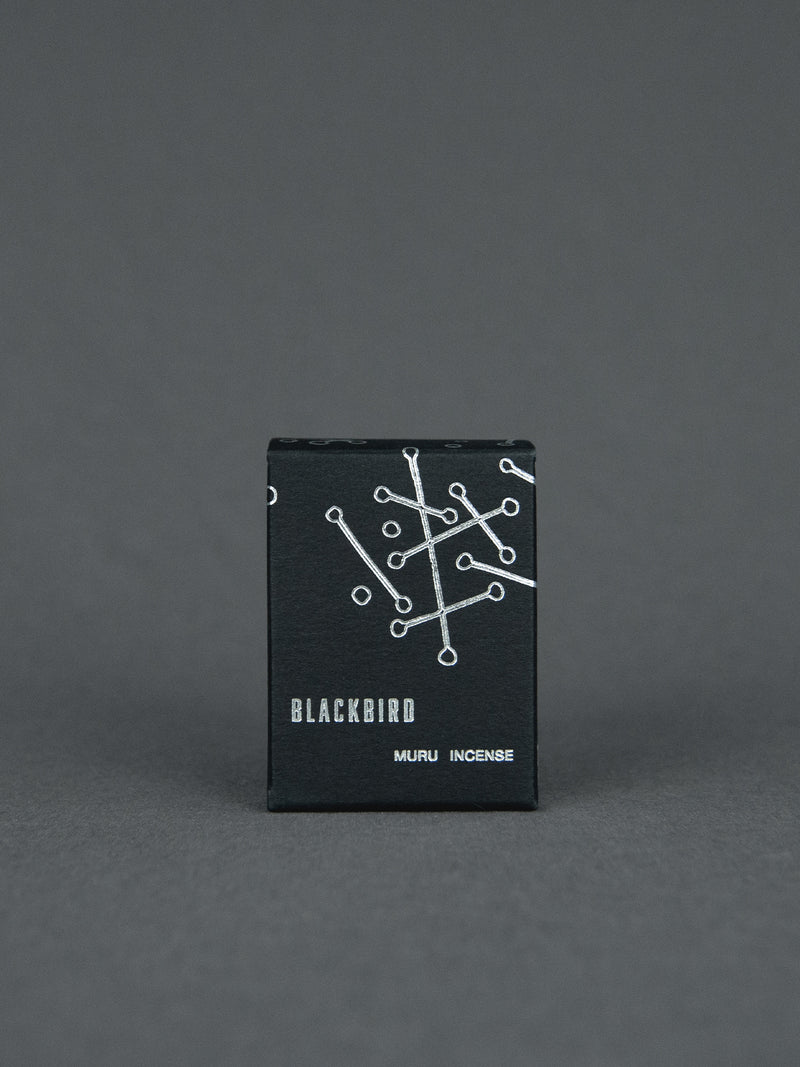 BLACKBIRD Muru Incense Räucherkegel | Duftnoten - Vetiver, Yuzu, Zypresse, Erde - raffinierter, grüner, holziger und erdiger Raumduft | 20 Kegel in schwarzer Metalldose | Shop Online | Blackbird bei BFORM