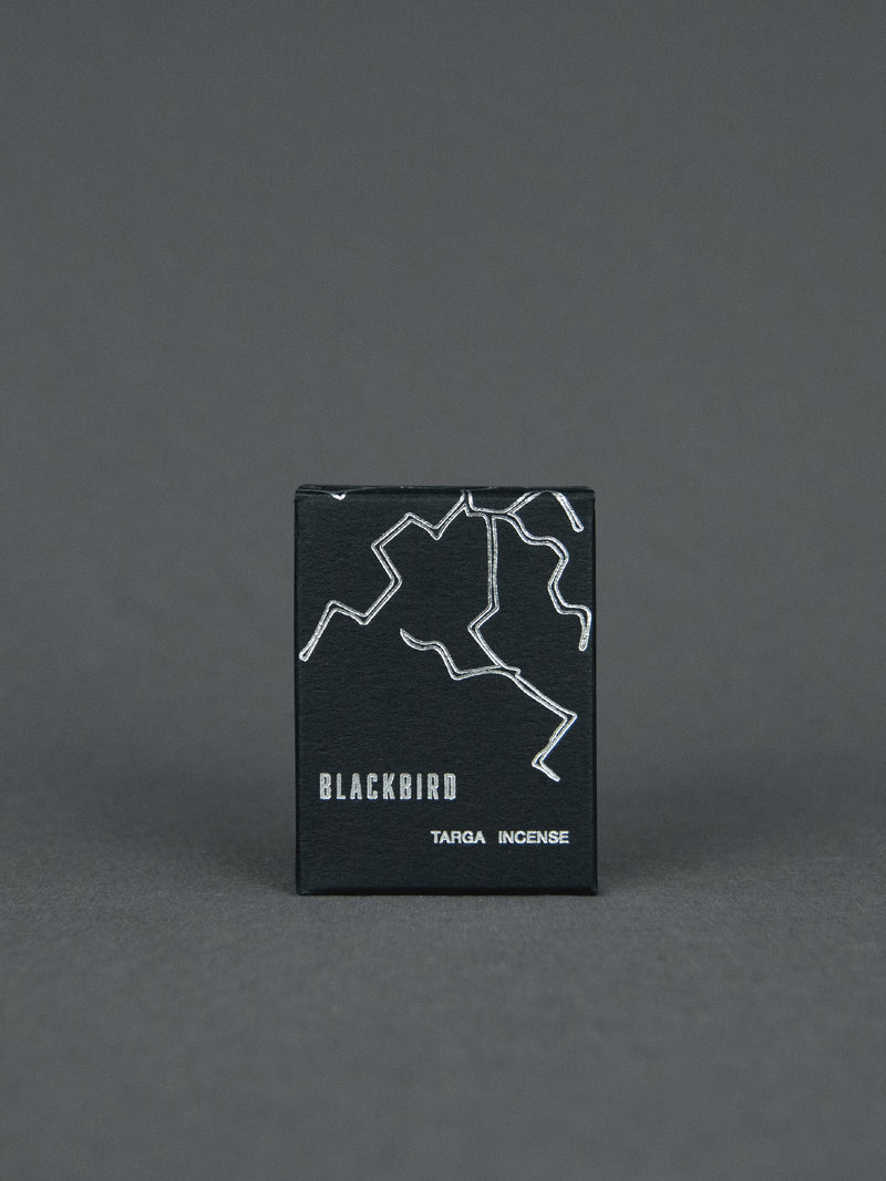 BLACKBIRD Targa Incense Räucherkegel | Duftnoten - Guajakholz, Teak, Oud, Copaiba-Balsam, Weihrauch, Zedernholz, schwarzer Pfeffer, Muskatnuss, Choya Loban, Nagarmotha, Sandelholz, Rauch, Myrrhe und Vetiver - rauchig, holziger Raumduft | 20 Kegel in schwarzer Metalldose | Shop Online | Blackbird bei BFORM