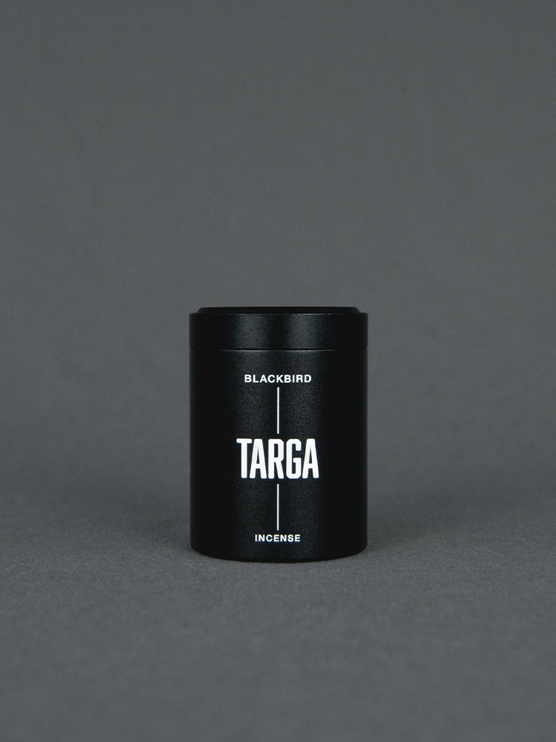 BLACKBIRD Targa Incense Räucherkegel | Duftnoten - Guajakholz, Teak, Oud, Copaiba-Balsam, Weihrauch, Zedernholz, schwarzer Pfeffer, Muskatnuss, Choya Loban, Nagarmotha, Sandelholz, Rauch, Myrrhe und Vetiver - rauchig, holziger Raumduft | 20 Kegel in schwarzer Metalldose | Shop Online | Blackbird bei BFORM