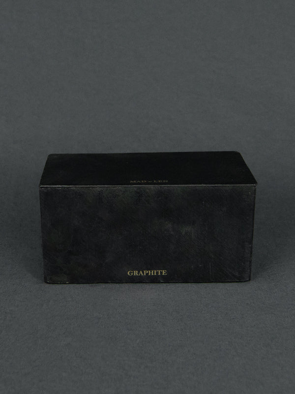 Mad et Len | Duftkerze Graphite - Black Block Horizontal 420g | Shop Online | BADINFORM