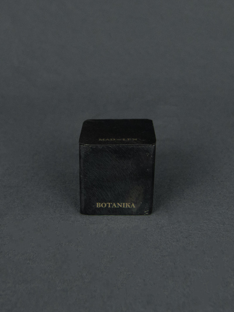 MAD et LEN | Duftkerze Botanika - Black Block Mini - 120g black wax | Shop Online | BADINFORM