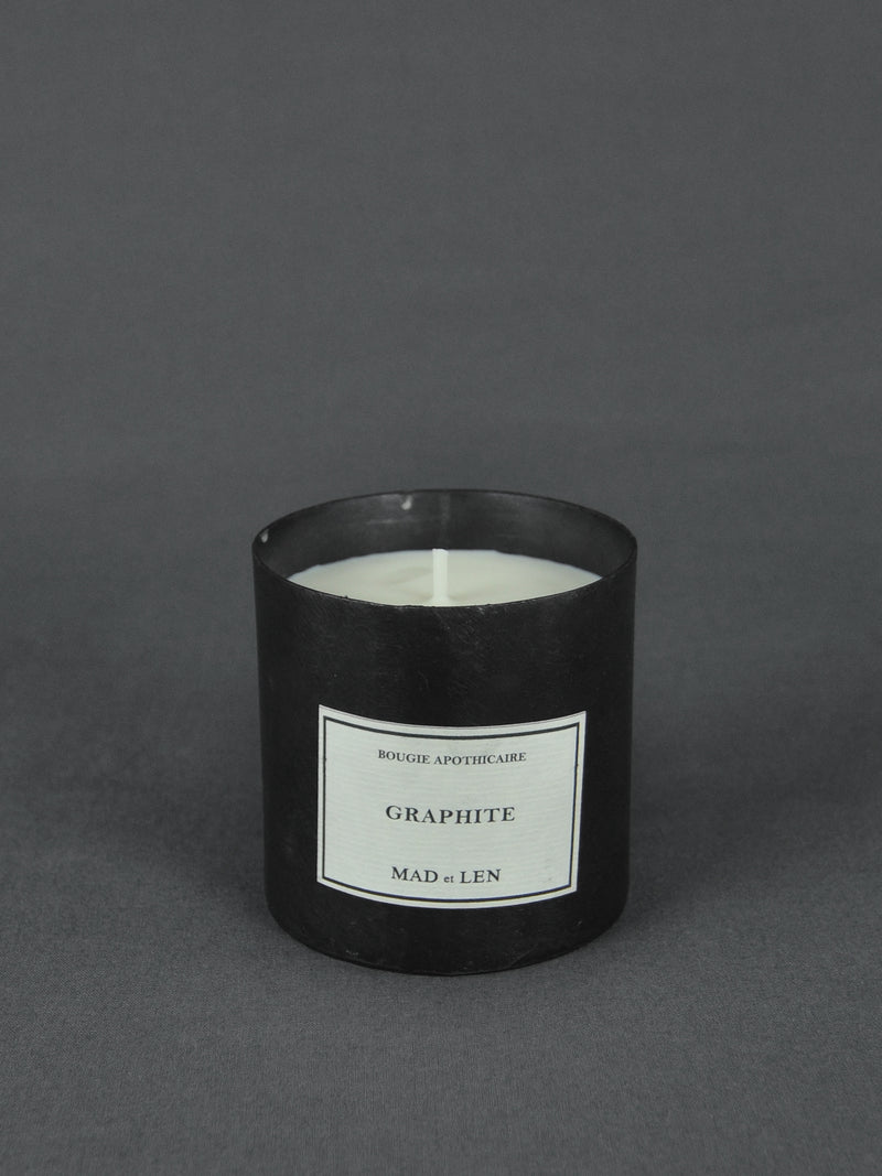 Mad et Len | Duftkerze Graphite - Bougie Apothicaire 300g | Shop Online | BADINFORM