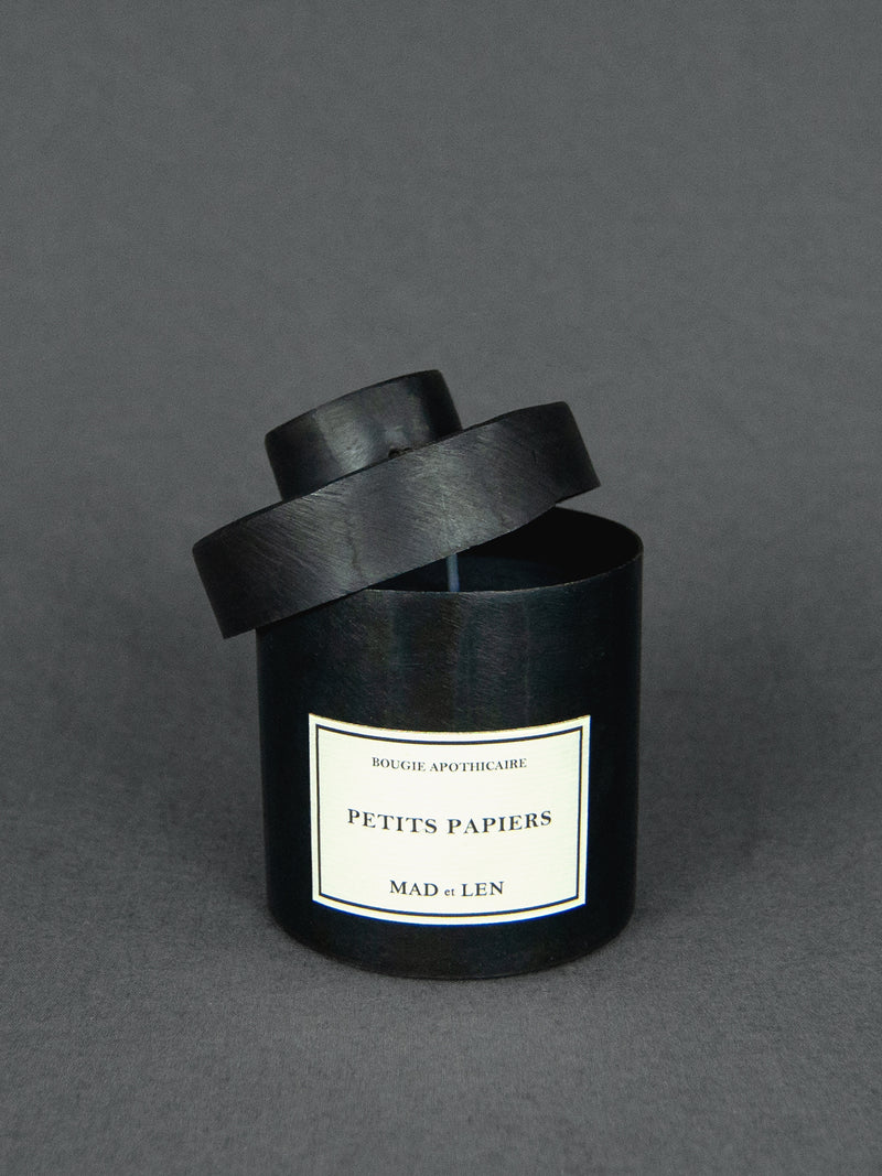 MAD et LEN | Duftkerze Petit Papiers - Bougie Apothicaire - 300g black wax | Shop Online | BADINFORM