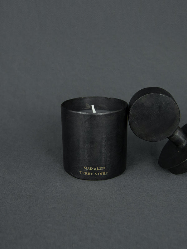 Mad et Len | Duftkerze Terre Noire - Bougie Totem 300g - black wax  | Shop Online | BADINFORM