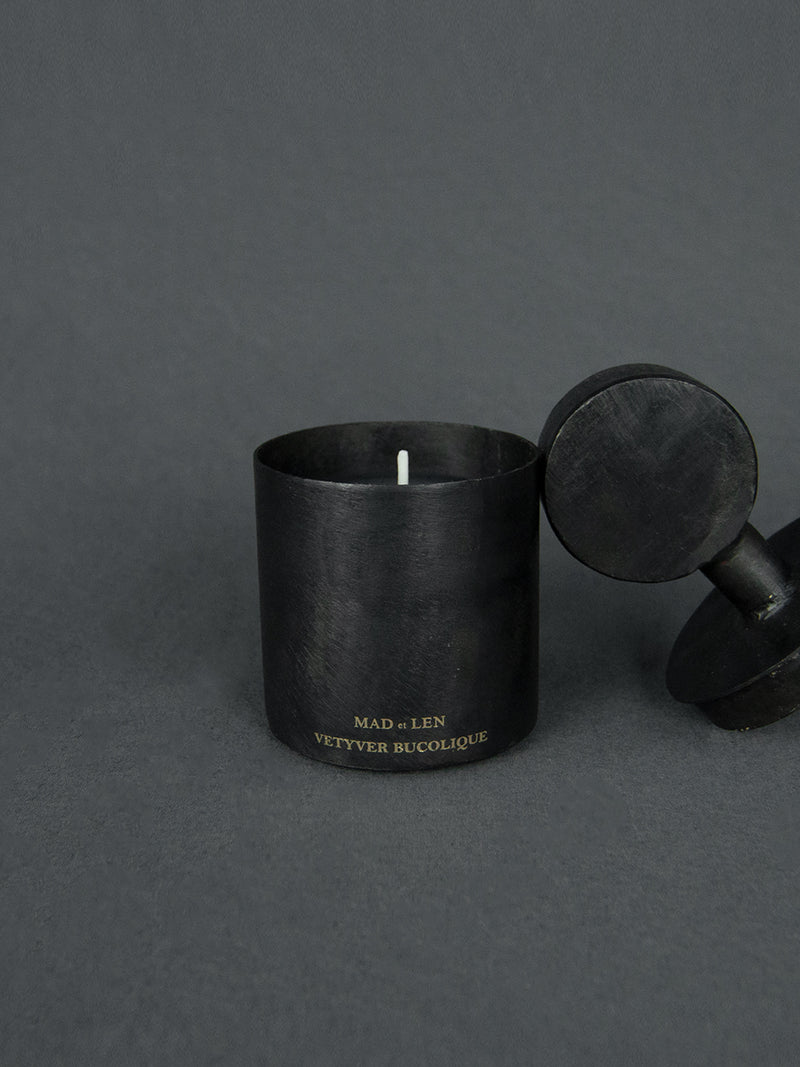 Mad et Len | Duftkerze Vetyver Bucolique - Bougie Totem 300g - black wax  | Shop Online | BADINFORM