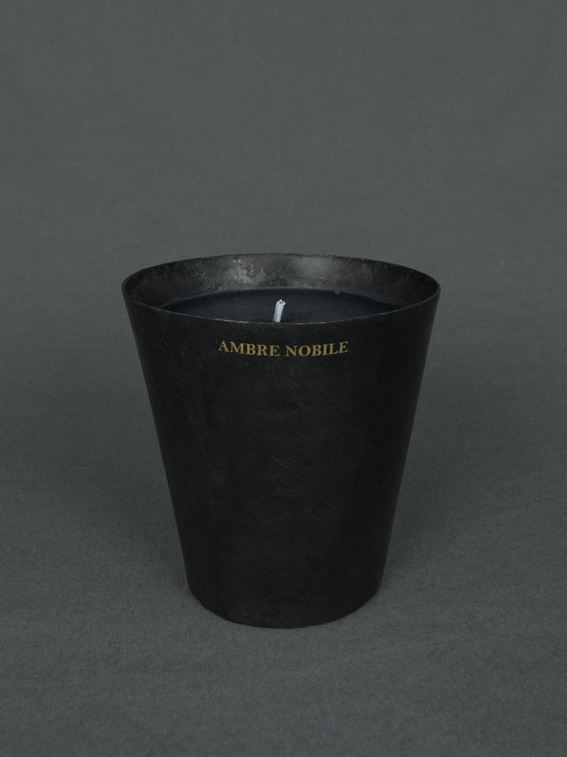 Mad et Len - Ambre Nobile Bougie Vestimentale Duftkerze, 450g schwarzes und pflanzliches Wachs, mystischer Duft: pludrig, harzig, Amber und geräucherter Paprika | BADINFORM Shop