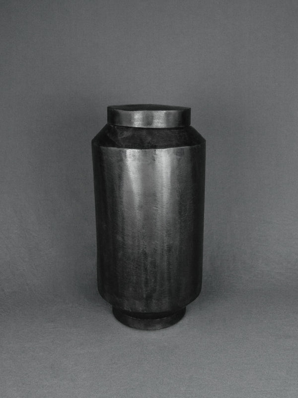 MADetLEN - Grand Monarchia Vase aus Eisen, Objet 10.1, BADINFORM Onlineshop