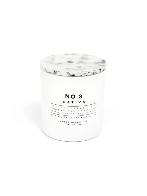 BADINFORM - Signature Duftkerze No.3 Sativa von PHOTO/GENICS+CO aus matt weißem Glas mit Marbel Beton Abdeckung. Duftnoten: frisch - hell - Zitrusfrüchte / blumig. Brenndauer 48 Stunden | BFORM