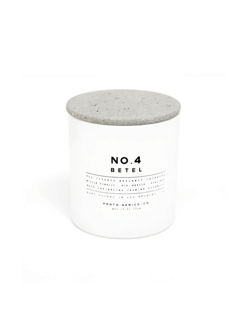 BADINFORM - Signature Duftkerze No.4 Betel von PHOTO/GENICS+CO aus matt weißem Glas mit grauer Beton Abdeckung. Duftnoten: warm - erdig - floral. Brenndauer 48 Stunden | BFORM