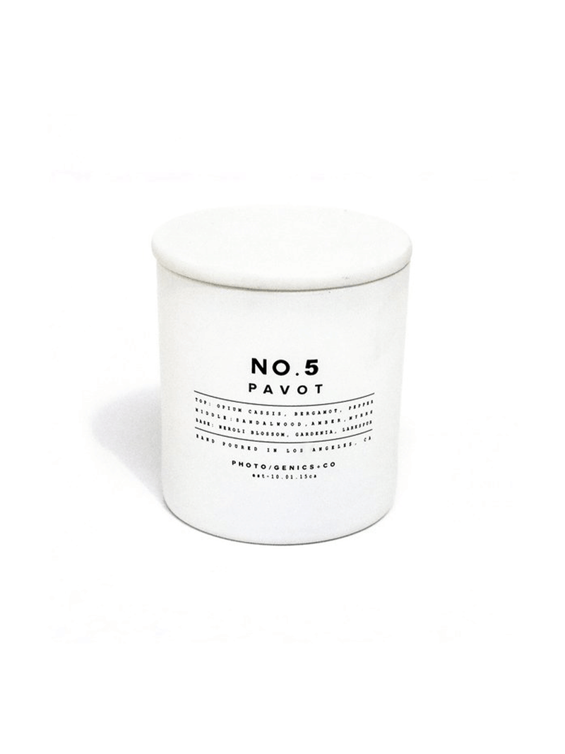 BADINFORM - Signature Duftkerze No.5 Pavot von PHOTO/GENICS+CO aus matt weißem Glas mit weißer Beton Abdeckung. Duftnoten: warm - klassisch -  floral. Brenndauer 48 Stunden | BFORM